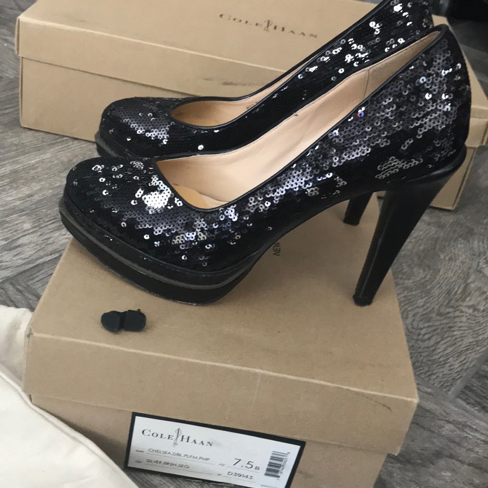 Dazzle in blk sequin pumps
